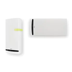 Chauffe-eau électrique plat et design TESY BELLISLIMO installé verticalement dans une salle de bain moderne en Tunisie