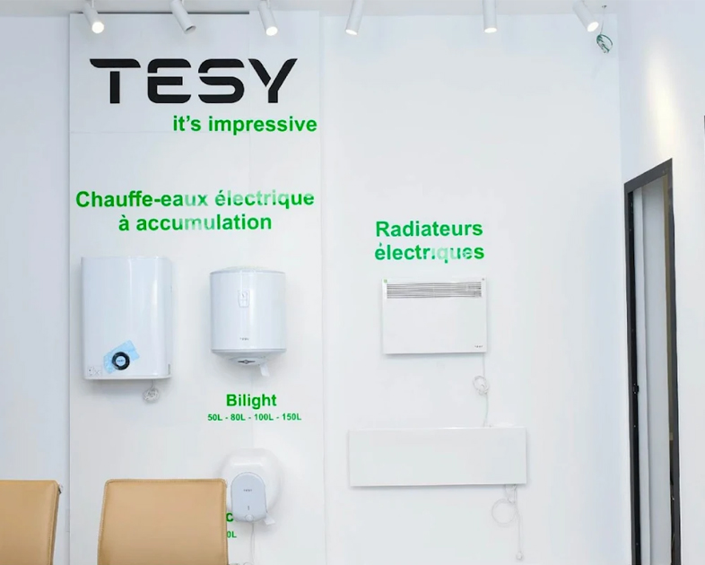 TESY – Chauffe-eaux électriques à accumulation et radiateurs électriques en showroom Showroom TESY présentant des chauffe-eaux électriques à accumulation et des radiateurs électriques muraux
